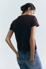 Remera de punto de algodón tupido color bordó, con cuello redondo ribeteado acanalado y mangas cortas.
