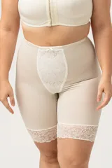 Faja modeladora color piel, de tiro alto con piernas y terminación de pierna en puntilla elastizada. Pieza delantera central reforzada para mayor contención abdominal y fundillo de algodón 100%.