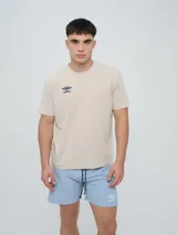 Remera deportiva Umbro modelo Melt de color azul marino, con cuello redondo, mangas cortas y logo bordado en el pecho.