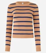 Blusa corta de tejido de punto a rayas horizontales color verde y blanco, de mangas largas y cuello redondo.