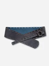 Faja ancha de cuero marrón con diseño cruzado, decorada con tachas metálicas en todo su contorno y cierre mediante hebilla de argolla metálica.