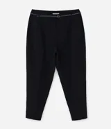 Pantalón de sastrería modelo carrot, de tiro alto y corte holgado en la cadera que se estrecha hacia el tobillo. Confeccionado en tejido estructurado con elastano, cuenta con bolsillos funcionales y cinturón fino incluido.