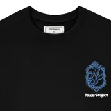 Camiseta oversize negra de manga corta, con gran estampado en la espalda de diseño ornamental en tono azul con iniciales y motivos florales.