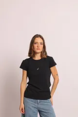 Remera básica gris melange, de calce cómodo, con cuello redondo, mangas cortas y un pequeño bordado minimalista en el frente.