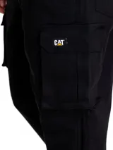 Pantalon cargo de corte jogger, color negro, con cintura elástica ajustable mediante cordón, bolsillos laterales tipo cargo y puños elásticos en los tobillos.