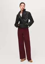 Pantalón de jean corte wide leg, tiro alto, con cierre de gancho y cremallera, trabillas en la cintura y bolsillos traseros.