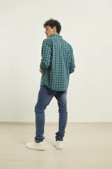 Camisa sport a cuadros rojos y azules, de manga larga, con cuello button-down y un bolsillo frontal.