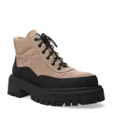 Botas acordonadas color beige con suela track negra.