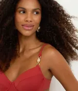 Top de bikini color rojo, de microfibra, con breteles ajustables adornados con pedrería y lazo en la espalda.