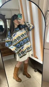 Sweater tejido de jacquard con diseño de langostas, corte oversized y tajos laterales. Confeccionado en 50% algodón y 50% poliéster.