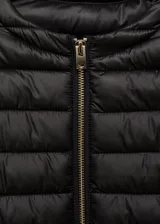 Campera acolchada de diseño recto y cuello redondo, con cierre frontal de cremallera y mangas largas. Cuenta con acabado repelente al agua y bolsillos laterales con cierre.