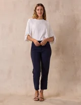 Pantalón de vestir corte recto, largo al tobillo, color blanco. Pretina con broche interno y cierre. Delantera con bolsillos.