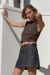 Camiseta corta de manga sisa y cuello redondo, de calce ajustado (slim fit).