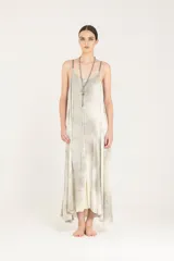 Vestido lencero de satén liviano de viscosa con breteles regulables, degradé hecho a mano y sobreteñido. Presenta escote en V, silueta evasé con vuelo, largo hasta el tobillo, bolsillos laterales, espalda baja en V y ruedo asimétrico.
