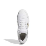 Championes Adidas modelo Hoops 3.0 Bold de corte bajo con plataforma. Presentan un diseño inspirado en el básquetbol, con exterior sintético blanco y las icónicas tres tiras laterales en color dorado metalizado. Cuentan con suela tipo cupsole y cierre mediante cordones.