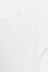 Camiseta de algodón compacto con cuello redondo, manga corta caída y corte regular.