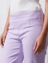 Pantalón capri de gabardina elastizada color beige, marca Zac & Reachel. Pretina ancha elastizada. Delantera y trasera con bolsillos simulados.