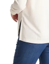 Remera de modal con cuello solapa, escote en V y cierre frontal con botones. Presenta mangas largas con puños elásticos y un corte recto con dobladillo ligeramente más largo en la parte posterior.