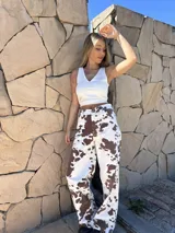 Pantalón jean blanco con estampado de manchas marrones simil vaca, de corte recto y tiro alto.