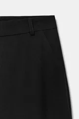Pantalón de corte ancho y tiro bajo, con trabillas en la cintura, bolsillos laterales y falsos bolsillos traseros. Cuenta con cierre frontal de cremallera, botón interior y gancho metálico.