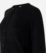 Cardigan de punto rosa con cuello redondo y abotonado delantero. De manga larga y corte clásico.