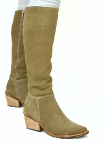 Bota alta de cuero color marrón, con taco de madera y cierre lateral.