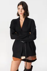 Saco abierto de punto color blanco, con diseño de textura cuadriculada en las mangas y corte holgado.