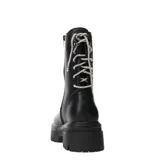 Botas de caña media color negro, con suela track de plataforma y taco cuadrado. Presentan un diseño acordonado en la parte posterior y cierre lateral.