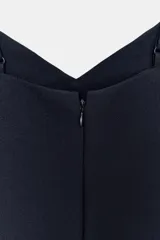 Top de escote en pico con tirantes finos ajustables. Presenta un diseño entallado con costuras verticales decorativas en el frente y bajo recto.