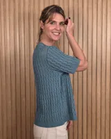 Cardigan de punto color tostado, de manga corta y cuello redondo, con cierre frontal de botones y diseño texturizado.