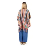 Poncho abierto de tejido de punto con diseño de rayas horizontales multicolor y patrones geométricos. Presenta terminaciones con flecos en el ruedo.