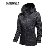 Campera cortaviento impermeable de la marca Uniteduy, color negro con estampado sutil de hojas. Cuenta con capucha, cierre frontal, tres bolsillos externos y uno interno. Es una prenda ultra liviana y transpirable, ideal para actividades al aire libre.