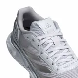 Championes deportivos Adidas Court Quick P, color blanco con detalles plateados en las icónicas tres tiras laterales. Diseño de malla transpirable con refuerzos sintéticos y suela de goma resistente, ideal para actividades deportivas y uso diario.