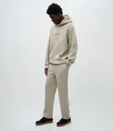 Pantalón de corte recto confeccionado en tejido de algodón y poliéster, con cintura elástica, cordón de ajuste y bolsillos laterales.
