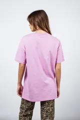 Remerón rosado de corte oversize con estampa de cerezas y texto "Cherry Chic".
