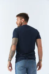 Remera básica de hombre con escote en V y manga corta. Presenta un diseño liso con logo bordado en el pecho.