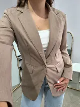 Blazer sastrero de corte entallado en color camel, con solapas clásicas, cierre frontal de un botón y bolsillos laterales con solapa.