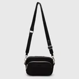 Cartera tipo bandolera de tamaño pequeño, color negro, con diseño acolchado y múltiples compartimentos con cierres metálicos. Incluye una correa ajustable con el logo de la marca estampado.