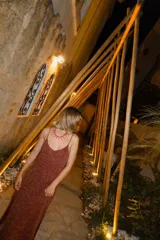 Vestido largo de tejido de punto con breteles finos regulables, escote en V y tajo lateral en el ruedo.