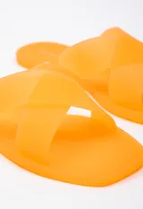 Sandalia chata de goma semi transparente color gris, con doble tira entrelazada sobre el empeine.