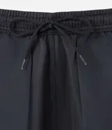 Bermuda deportiva Get Over de tejido plano, con cintura elástica ajustable mediante cordón, bolsillos laterales y recortes con detalle de red en los laterales.