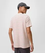 Remera masculina de corte regular, confeccionada en mezcla de algodón y poliéster, con cuello redondo, manga corta y rayas sutiles en relieve.