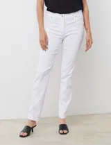 Pantalón blanco de gabardina elastizada marca Zac & Rachel, de corte recto, con pretina con pasadores, botón y cierre. Incluye tres bolsillos delanteros y dos bolsillos ojal en la parte trasera.