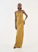 Vestido largo de satén color dorado, con escote en V, breteles finos y corte al bies con caída fluida.