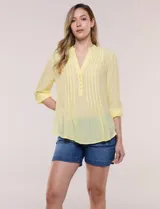 Blusa de gasa bambúla color amarillo, marca Zac & Rachel, con cuello a la base y escote en V con botones frontales. Presenta diseño delantero plisado y mangas largas con sistema de ajuste mediante presilla.