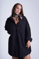 Camisa oversize color beige de manga larga con bolsillos frontales.