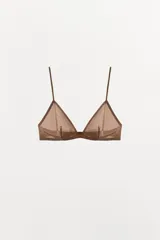 Bralette de diseño triangular confeccionado en tejido de poliamida semitransparente color marrón. Presenta escote en pico, tirantes finos ajustables y cierre posterior con gancho metálico.