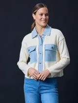 Campera combinada de algodón y poliéster, marca Nanette. Diseño con cuello con solapa, abertura central con botones metalizados y bolsillos delanteros.