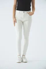 Jean de tiro alto color azul, corte skinny, con cierre de cremallera y bolsillos.