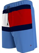 Short de baño Tommy Hilfiger con diseño de bloques de color con los colores de la bandera de Estados Unidos: azul, blanco y rojo.
